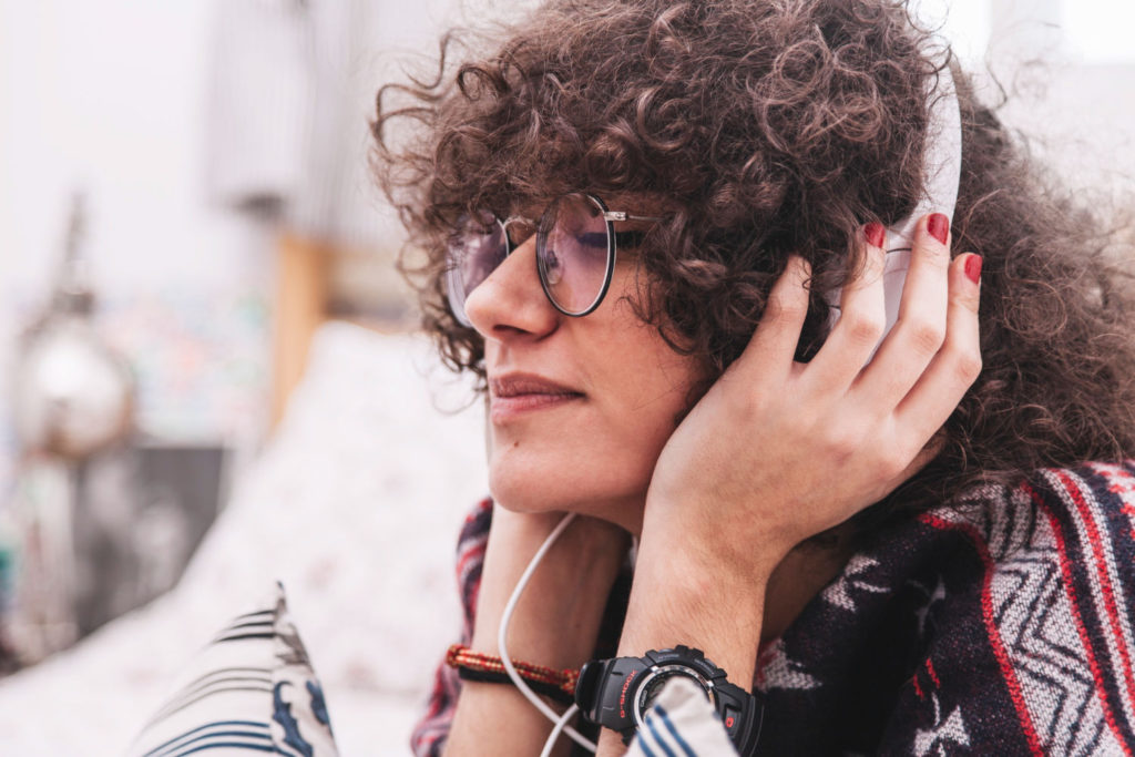 Okulary Tommy Hilfiger zostały zaprojektowane tak, aby zapewnić 100% ochronę przed promieniowaniem UV, co oznacza, że możesz nosić Hilfiger Eyewear przez cały rok, bez względu na porę roku