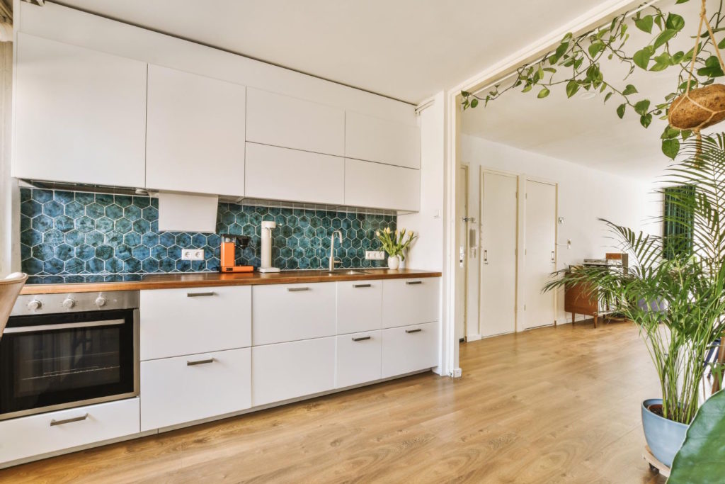 Drewniana podłoga: Sposób na przytulność i styl w Twoim wnętrzu