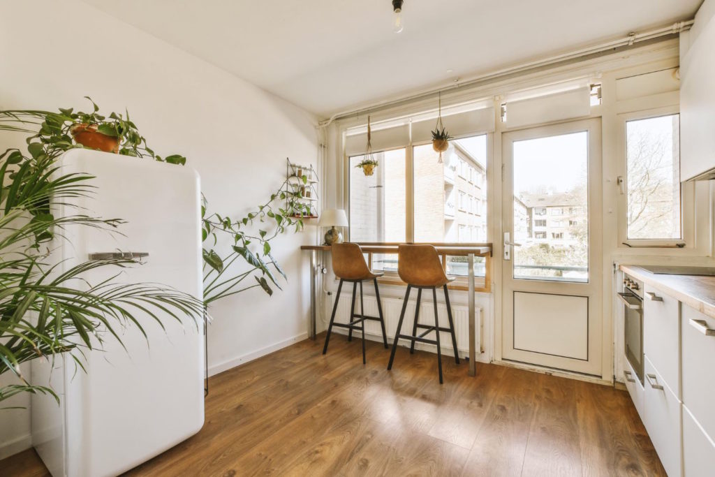 Drewniana podłoga to nie tylko praktyczne rozwiązanie, ale również doskonały sposób na dodanie przytulności i stylu do wnętrza