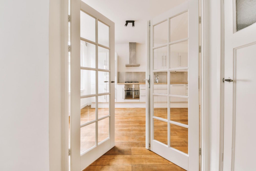 Drewniana podłoga to nie tylko praktyczne rozwiązanie, ale również doskonały sposób na dodanie przytulności i stylu do wnętrza