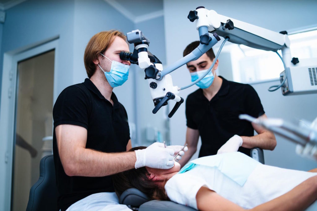 Mikroskopowa terapia stomatologiczna w Poznaniu