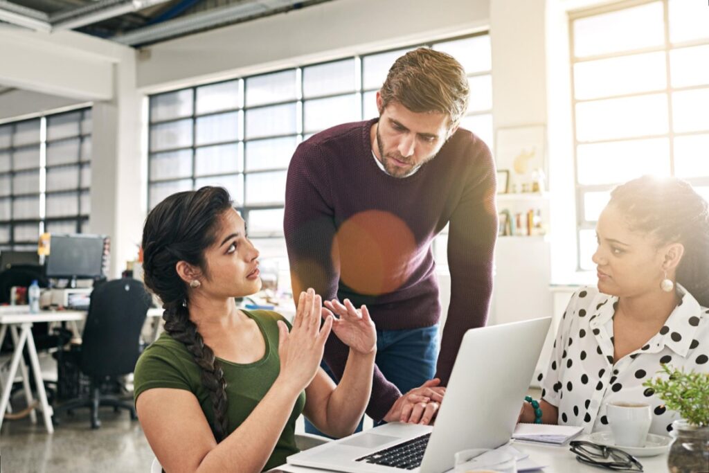 Ergonomia pracy z laptopem HP EliteBook 840 G11 została zaprojektowana tak, aby maksymalizować komfort użytkownika podczas długotrwałych sesji edycyjnych