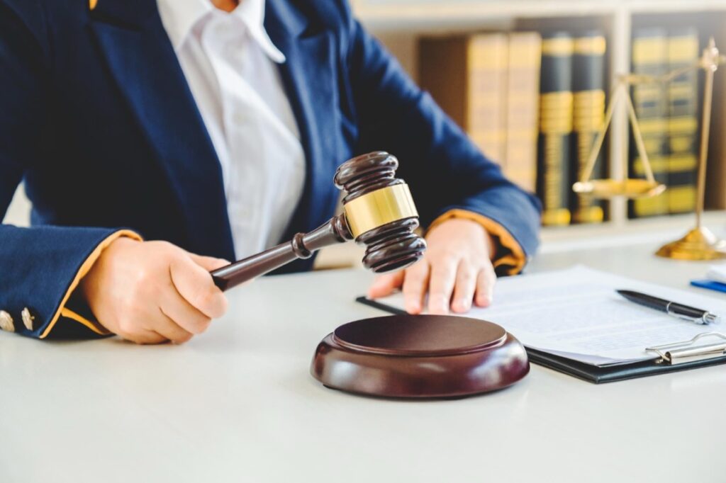 Z tarczą czy na tarczy? Jak chronieni są radcy prawni w swojej pracy