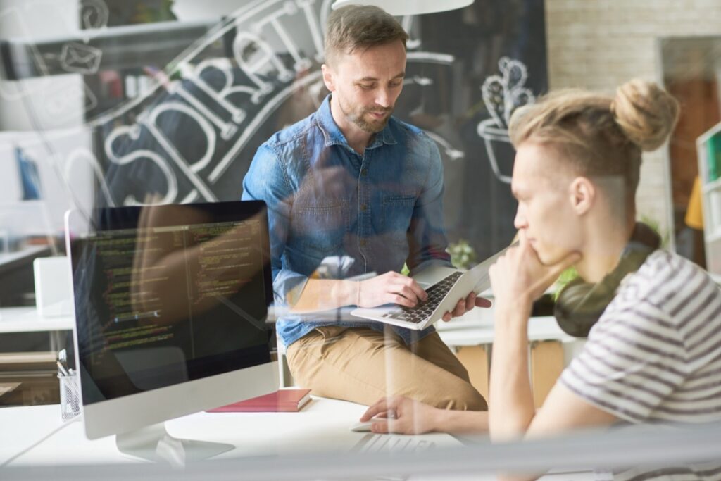 Ochrona przed ryzykiem: jak ubezpieczenie OC chroni programistów w branży IT