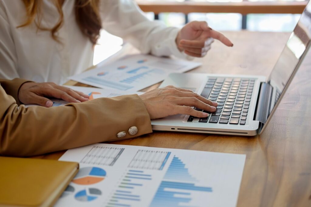 Wybór laptopa z ekranem IPS może znacząco wpłynąć na komfort oraz efektywność pracy codziennej