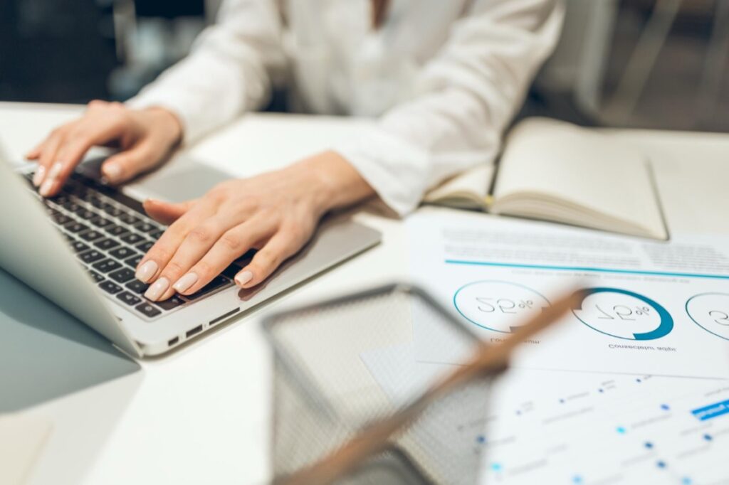 Zalety i praktyczne zastosowanie ekranu IPS w laptopie HP ProBook 4 G1i 16